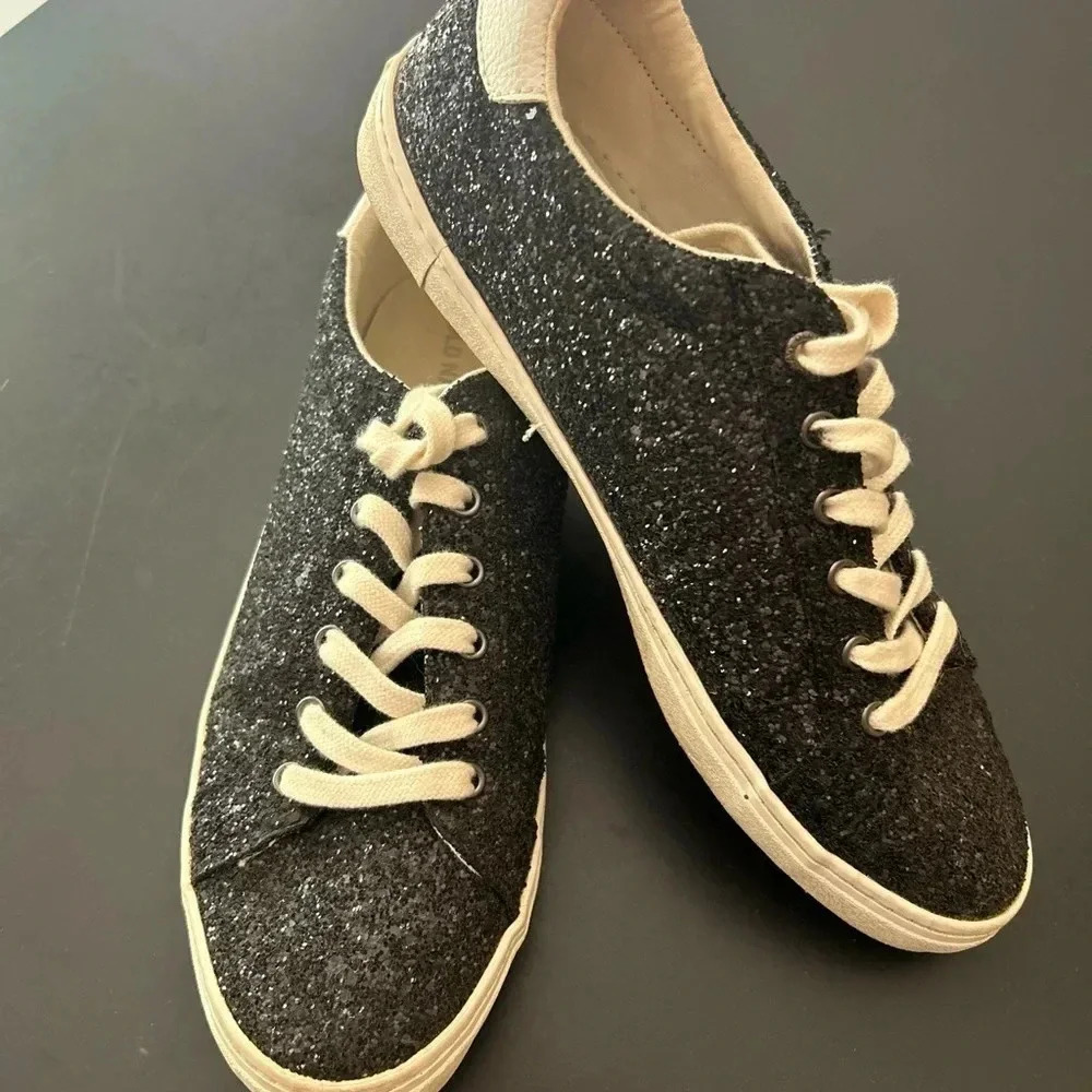 Old Navy black glitter casual sneakers size 8 preowned in good condition.